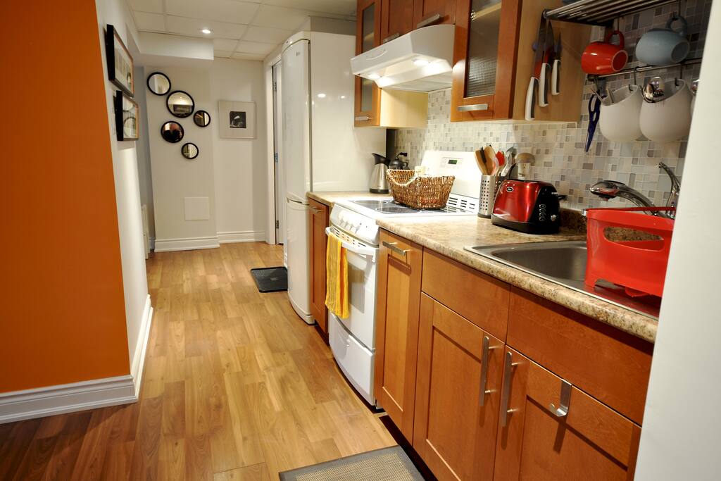 Full stove, and European fridge and freezer for your convenience of cooking for longer stays. Toaster, kettle, coffee bode-om, new pots and pans and cutlery and plates.