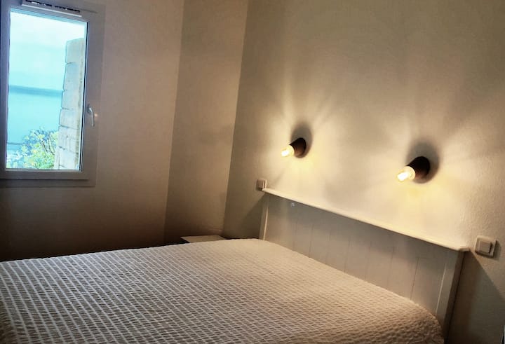 Ბინის ოთახი ზღვის ხედით.