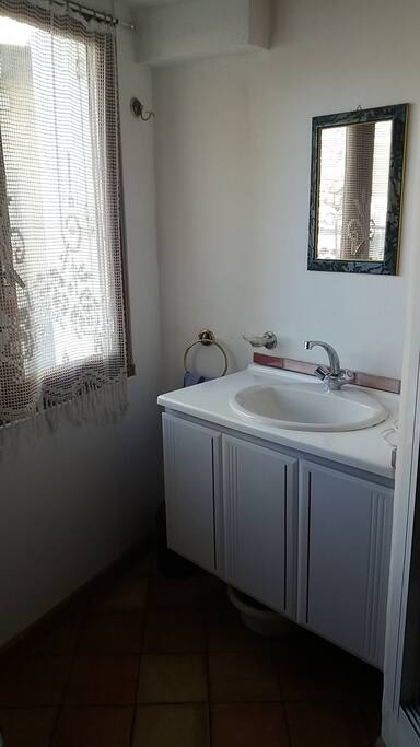 dans chambre lavabo