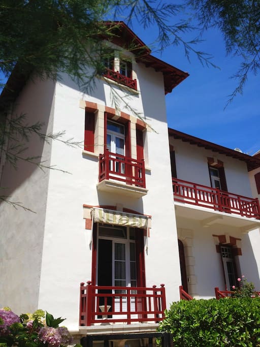 Façade de la villa les roses trianon