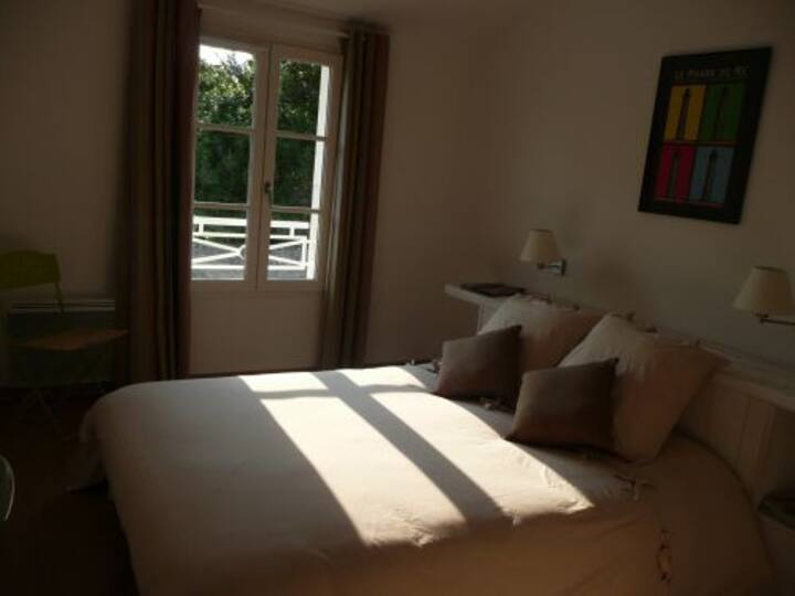 חדר שינה עם מיטת קווין סייז בקומה השנייה.