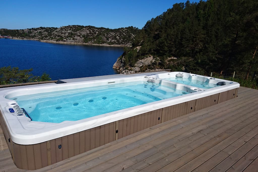 Swimspa and jacuzzi