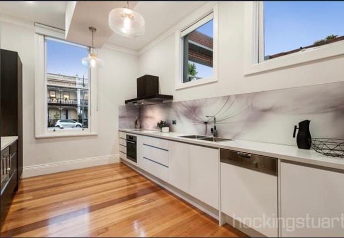 Entire Town House, Carlton, Melbourne CBD gallery image 2