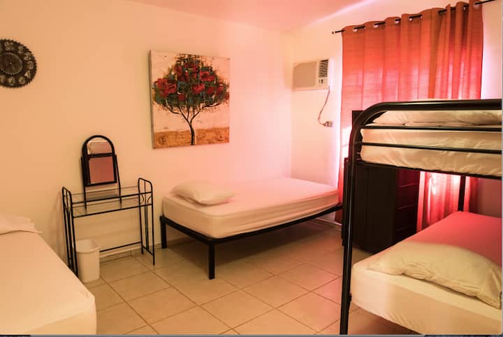 Cuarto #1 con capacidad para 5 personas.