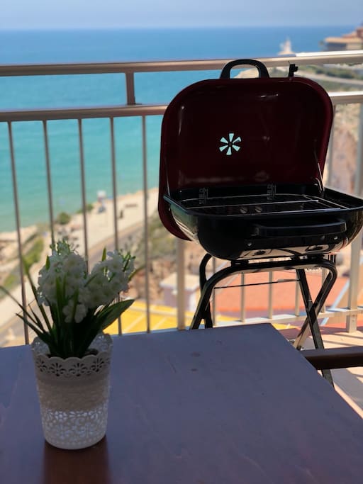 Difruta de una barbacoa con vistas al mar.
Enjoy our barbeque with this views.
