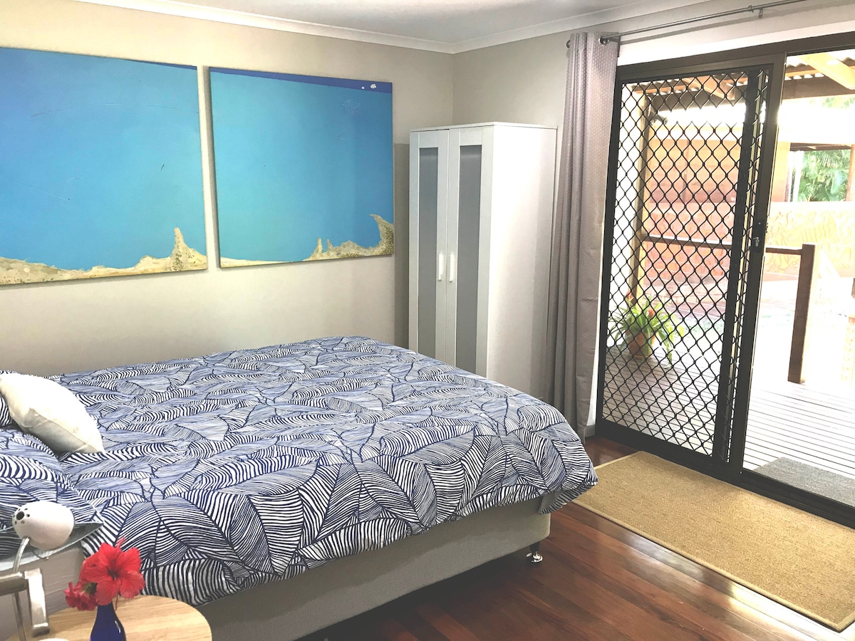 Glavna spavaća soba u umjetničkom studiju