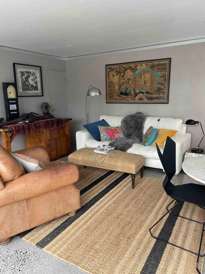 Всекидневната ви с кухня от другата страна на стената.