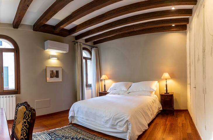 VeniceTownhouse, Entire Renovated Palazzo gallery image 3