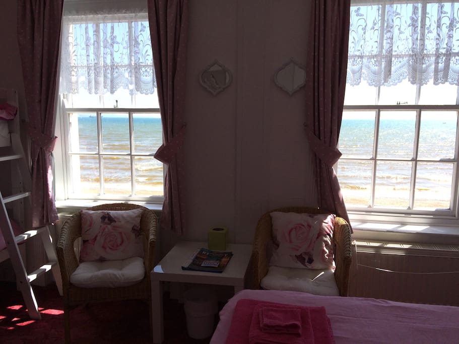 Room 5 - Family room, sea view, ensuite, 1 x double bed & 2 x single beds