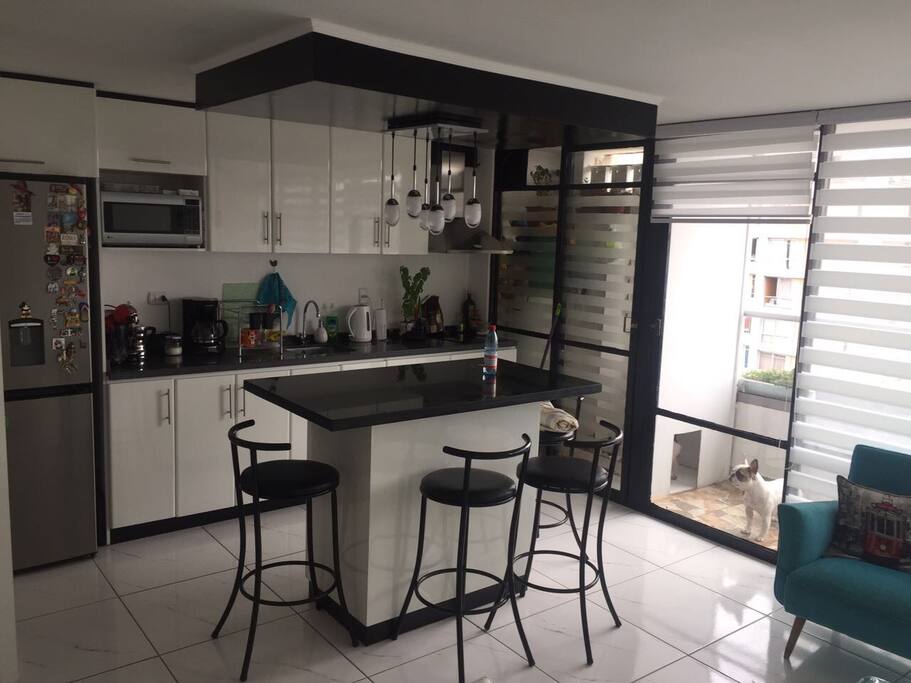 Cocina con todos los accesorios necesarios, integrada al living.