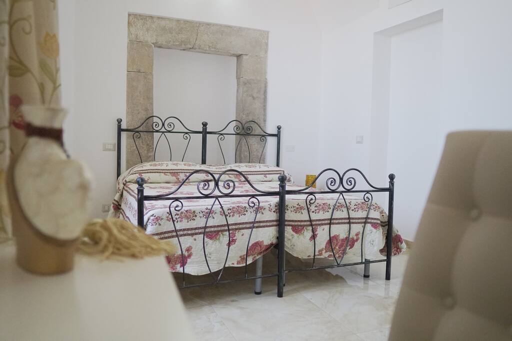 Letto matrimoniale.