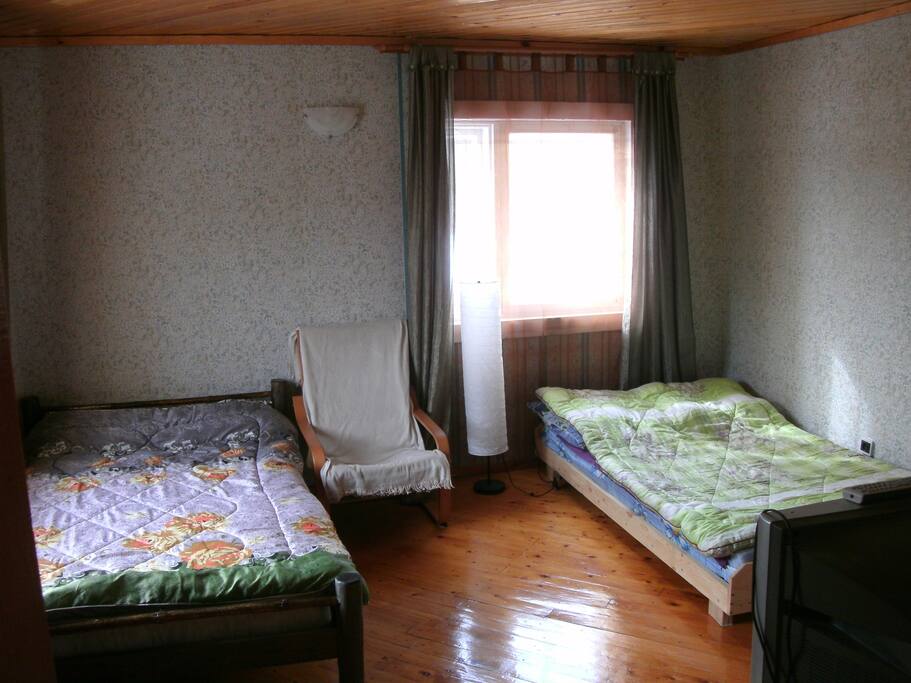 Первая спальня с двумя койками.