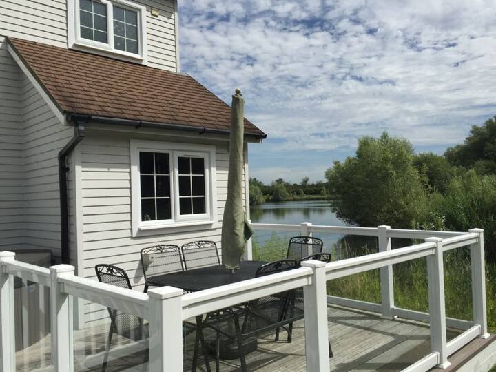Windrush Turret Lodge with Hot Tub Houses for Rent in South Cerney