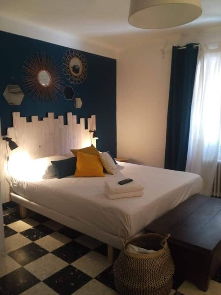 Dhomë gjumi shumë e gjerë me ajër të kondicionuar 1.  (kati i parë) 