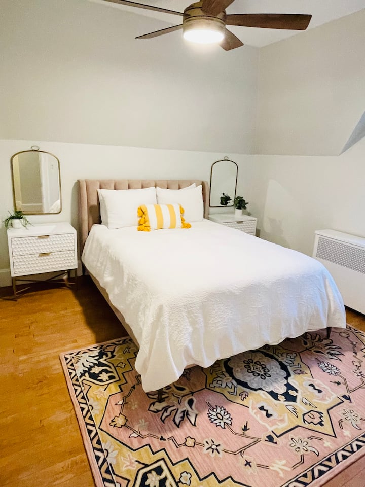 Კომფორტული და სახალისო მესამე სართულის დედოფლის საძინებელი ვენტილატორით და კასპერის ლეიბები ლუქს-კლასის თეთრეულით