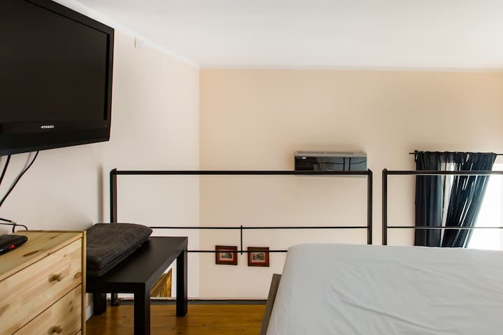 Funky Split Level Living in Designer Flat in Heart of Naples gallery image 2