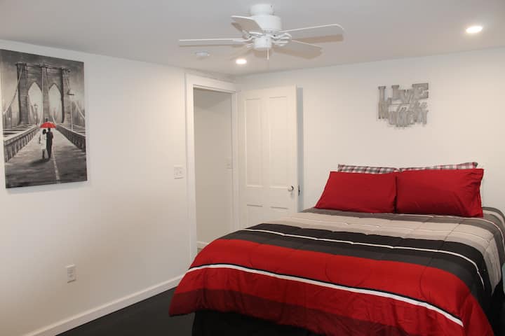 主卧标准双人床，带全功能卫生间和步入式衣柜 