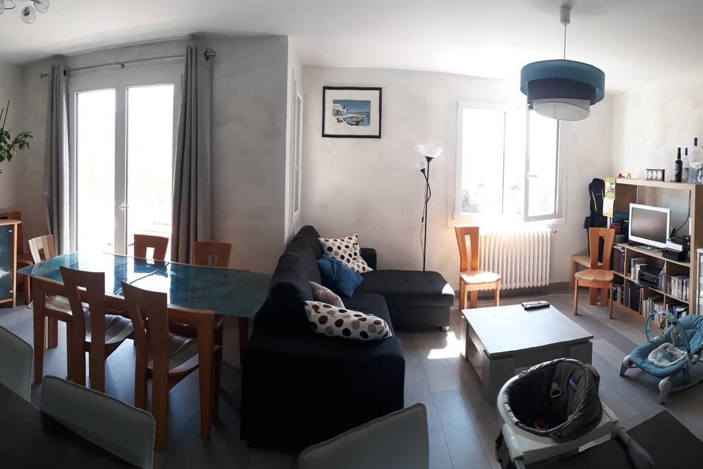 Une grande salle de vie