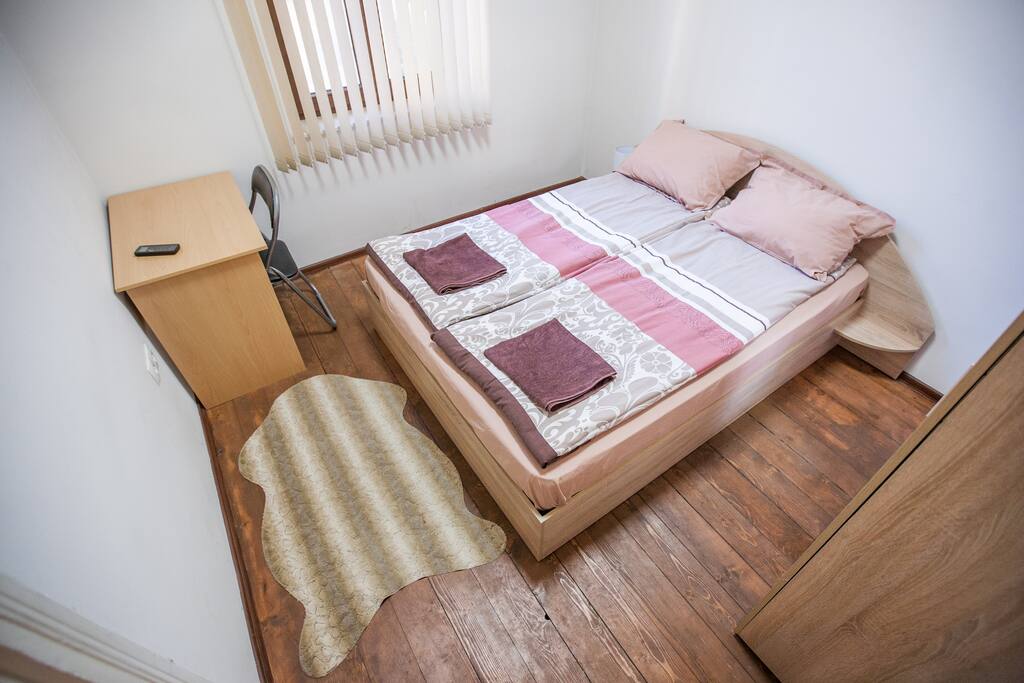 Comfortable queen bed with memory foam mattress!