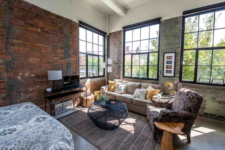 OTR-Brewery District Sunny Urban Loft by Market