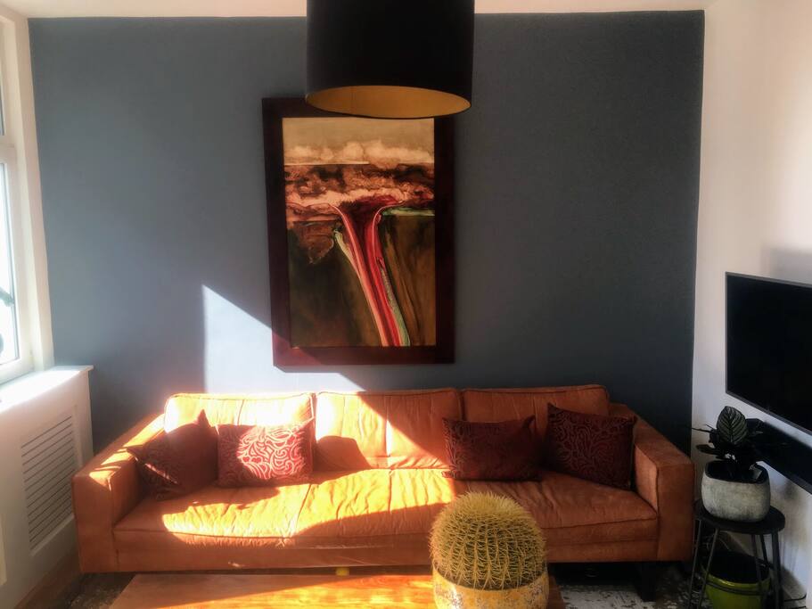 Beautiful sunny apartment in the trendy De Pijp. Very spacious and beautifully appointed.