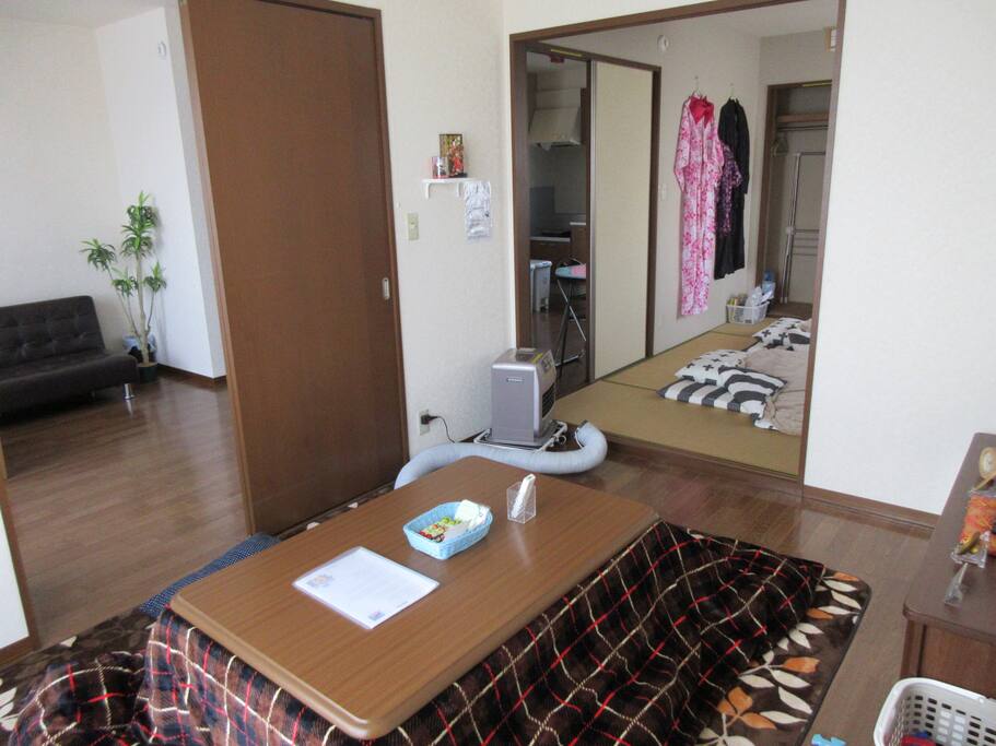 There are three rooms + Kitchen to rest, so you can relax slowly ^^
3DKのお部屋で広々
ゆったりとおくつろぎ下さい ^^
