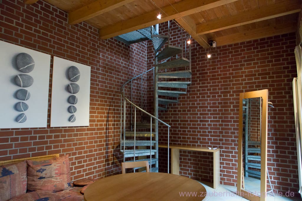 Offene Stahltreppe
/ Spiegelgarderobe
( Untergeschoß)