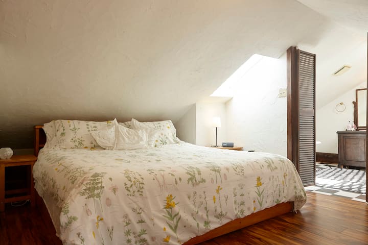 Ზემოთ დიდი ზომის საწოლი