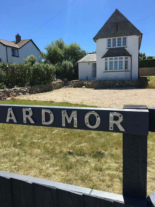 Ardmor, ample car parking
