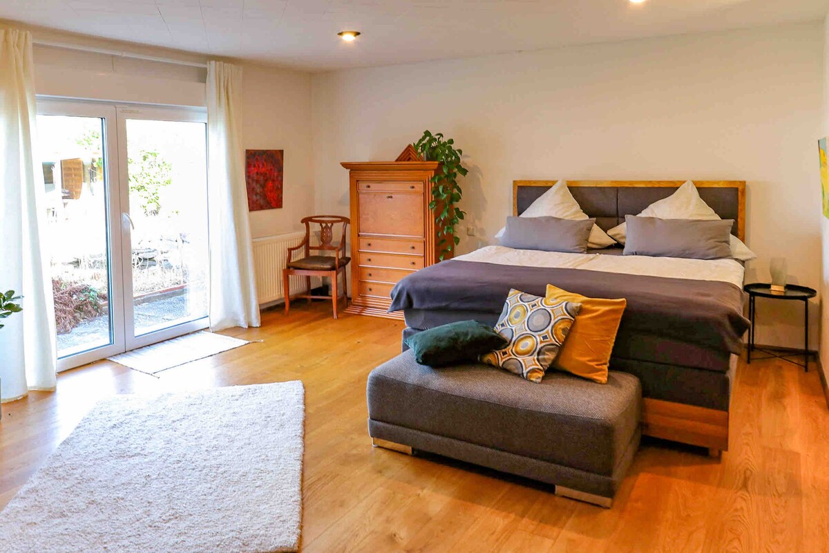 ในห้องนอนมีเตียงบ็อกซ์สปริง (180 ซม x 200 ซม.) ชวนให้คุณนอนหลับ
