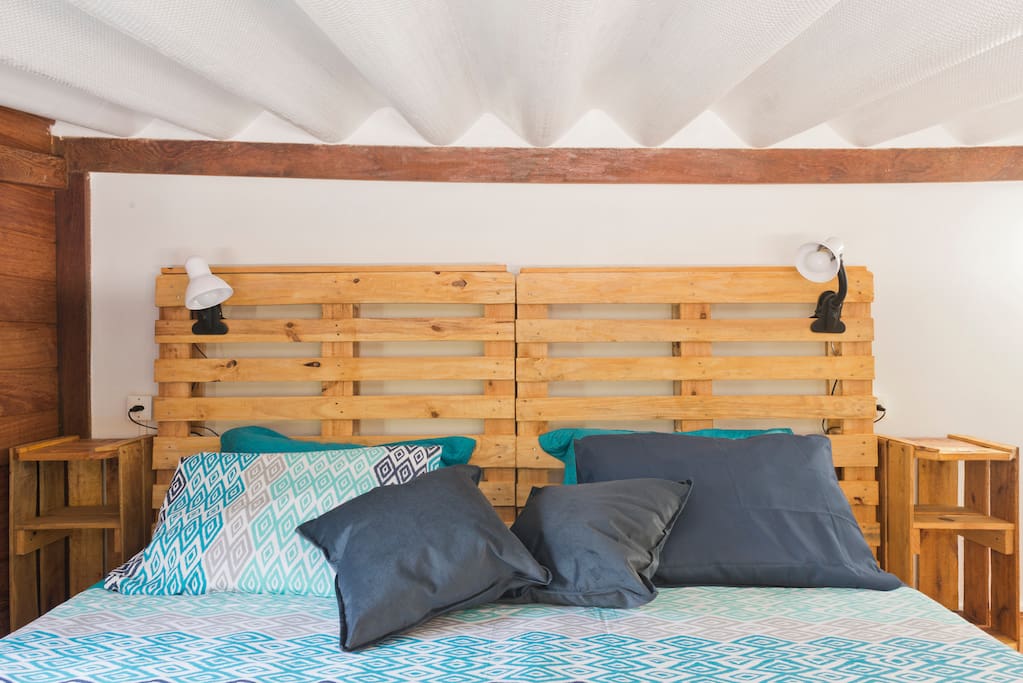 Quarto/Mezzanino cama/colchao tamanho king,pode separar e virar duas de solteiro,acomoda 2 pessoas,teto rebaixado.Acesso por escada.