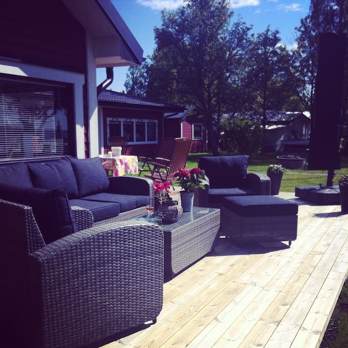 Loungegrupp vid sovstugan och matplats