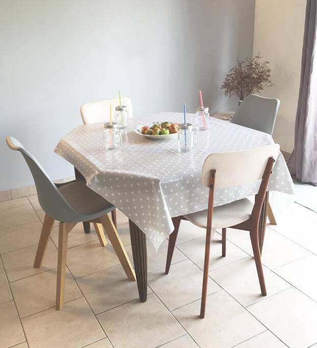 Salle à manger donnant sur la terrasse.