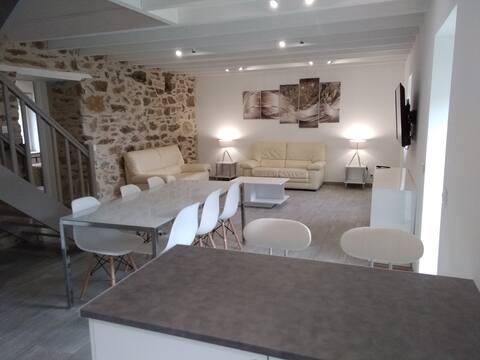 Top Airbnb: Quiet Hirondelles gîte in Plomodiern