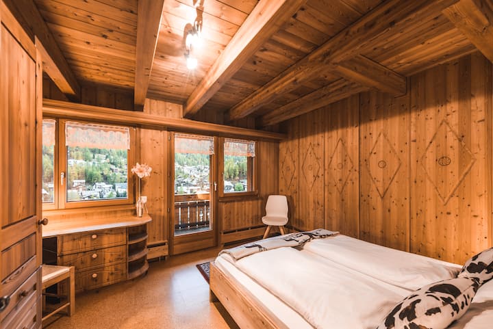 K dispozícii sú 4 dvojlôžkové spálne, 3 kúpeľne a sauna.