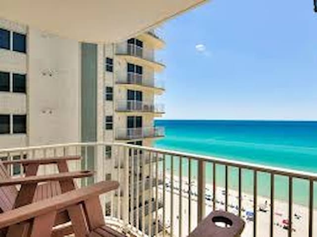 Gulf FRONT PENTHOUSE Studio -"The Pink Pineapple"