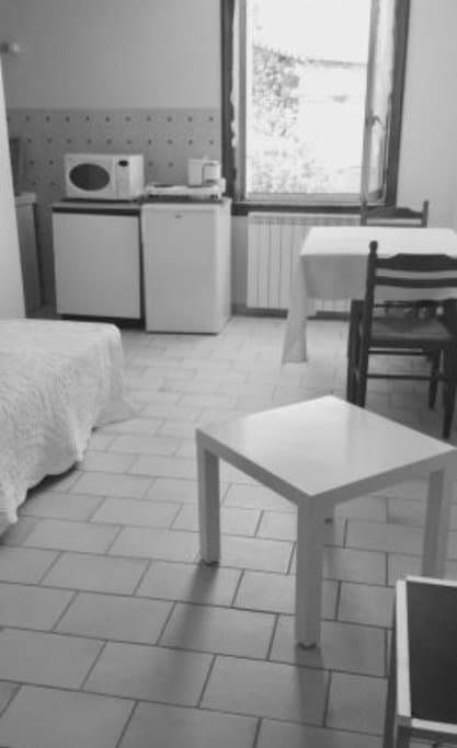 Studio meublé avec lit une place
Possibilité d'ajouter un matelas ou canape lit