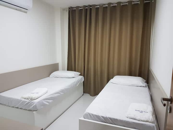 ห้องสังสรรค์ที่มีเตียง 02 เตียงเป็น 01 เตียงสองเตียงถ้ารวมกันพวกเขาทำร้ายเตียงคู่ 01 และมีเครื่องปรับอากาศด้วย