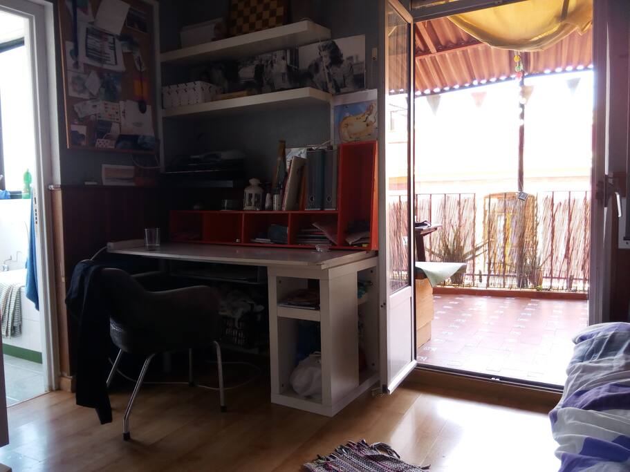 Habitación, escritorio y salida a la terraza