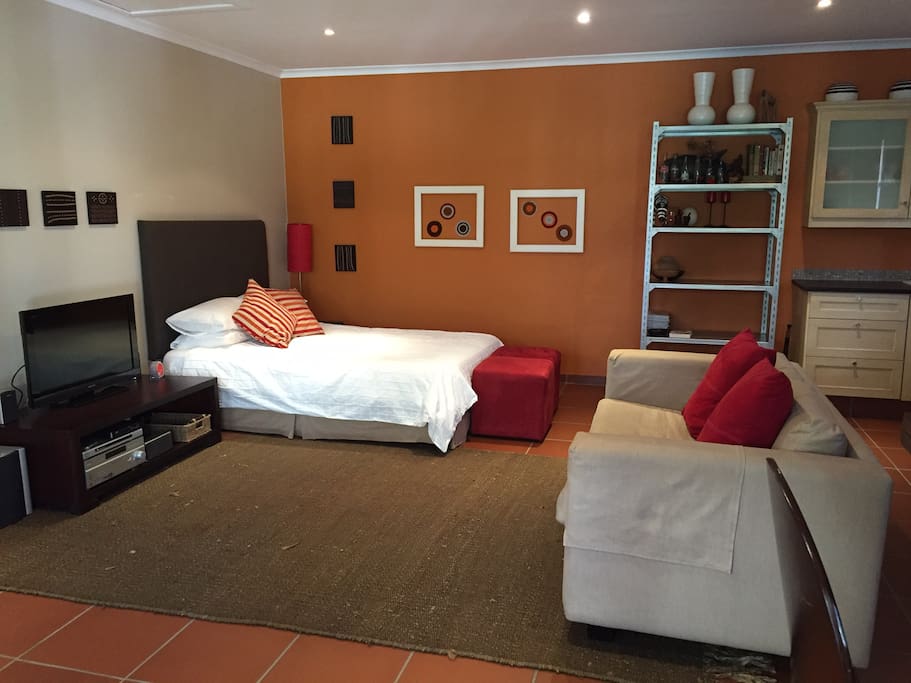 Queen bed, comfy couch, DSTV, DVD, WiFi