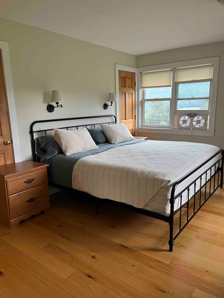 Dormitorio principal con cama tamaño king