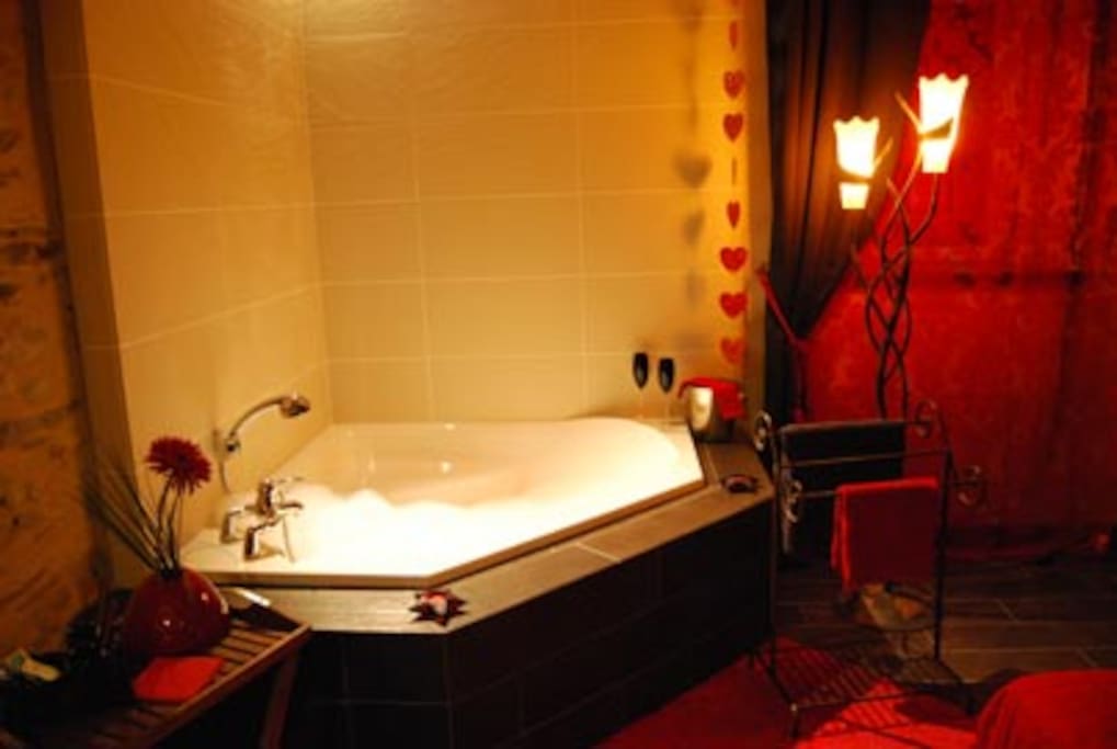 baignoire d'angle dans la chambre