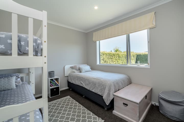 ห้องนอน 3 (เตียงสองชั้น + เตียงเดี่ยว)