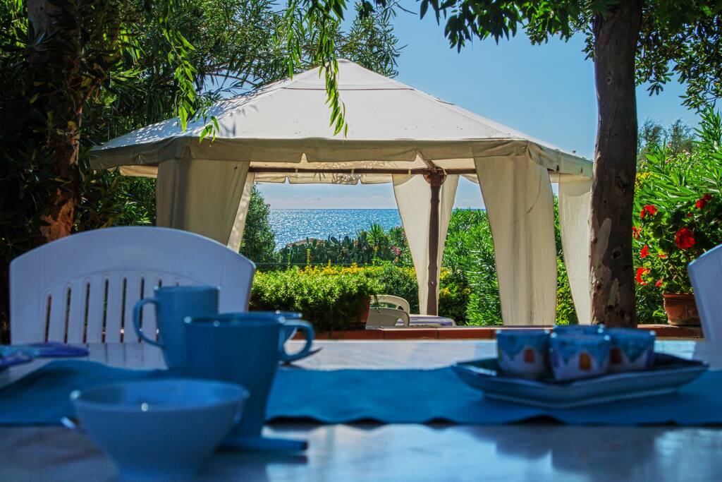 Terrazza davanti casa con vista sul mare