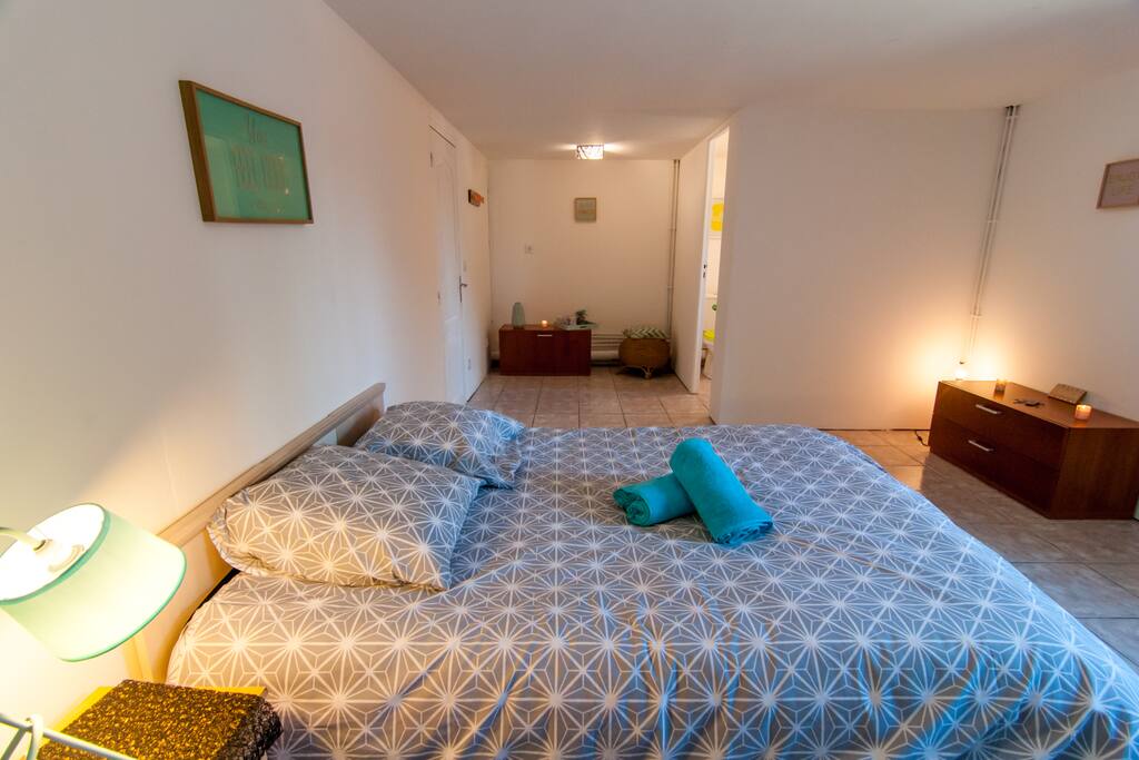 Vue générale de votre chambre, vue sur la piscine.