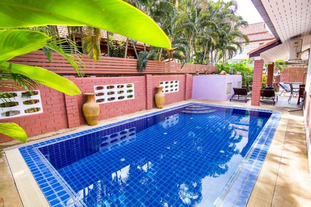 Private swimming pool. 私人游泳池。