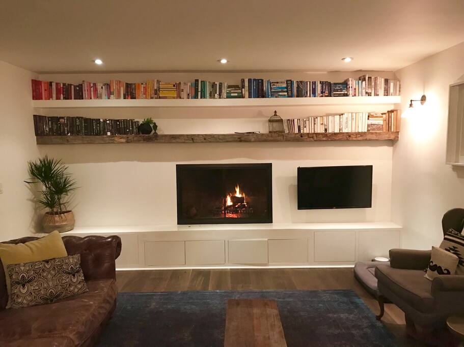 Huge wood burning fireplace with gas starter. Large smart TV that pulls out from the wall and swivels.