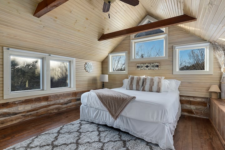Stunning upstairs Master bedroom!!