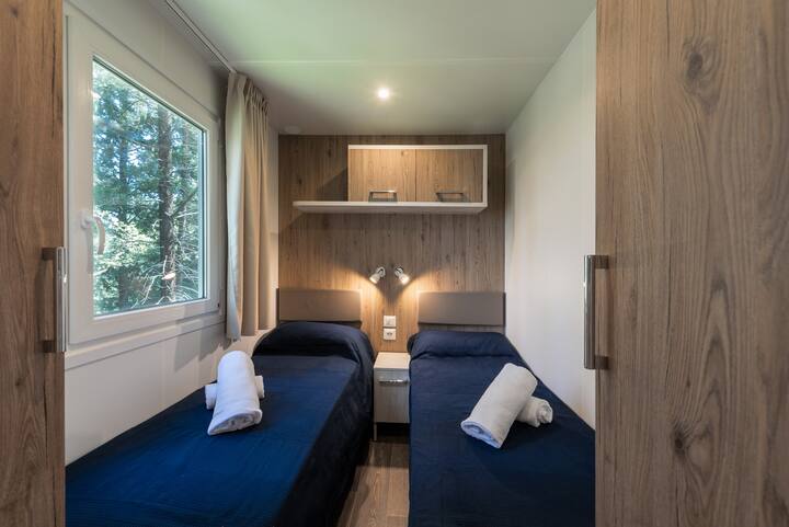 Mobil home standard sleeps 2/4