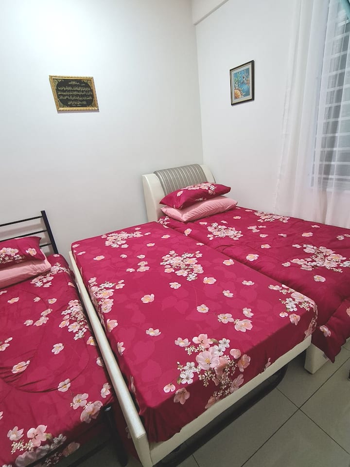 الغرفة 3: مروحة سقف ومكيف هواء